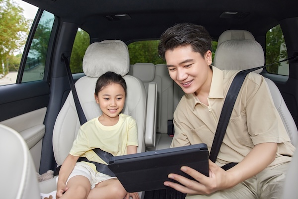 攝圖網(wǎng)_507722467_父親和女兒在車內看平板（企業(yè)商用）.jpg
